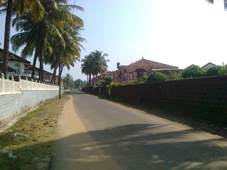 South Goa - Nanu Resort - Betalbatim - 2012 - Дорога с пляжа между территориями отеля Нану Резорт.jpg
