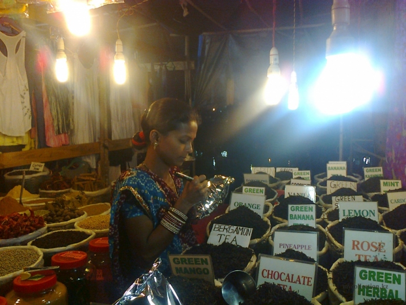 Goa - Tea saleswoman - Baga Night Market - Продавщица чая - Ночной рынок в Баге.jpg