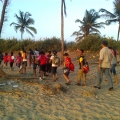 Вечер. Дети возвращаются с пляжа Беталбатим.