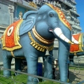 Слоны у входа в храмовый комплекс.