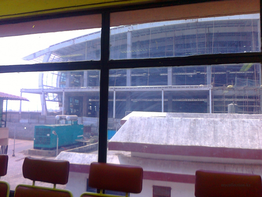 Вид на новое строящееся здание аэропорта Даболима. 