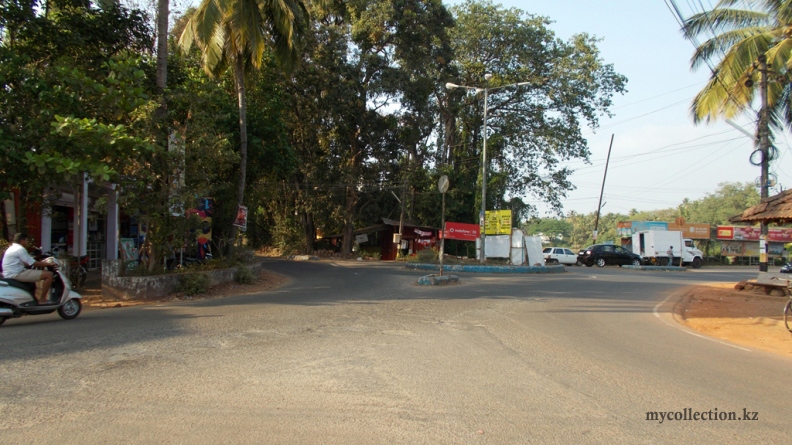Goa 2015 - Crossroads in Colva.jpg