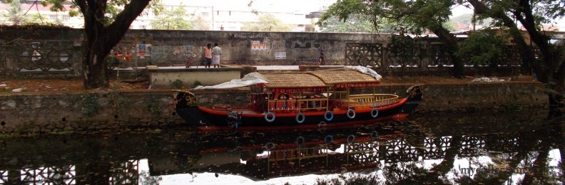 Kerala - Alleppey - little boat.jpg