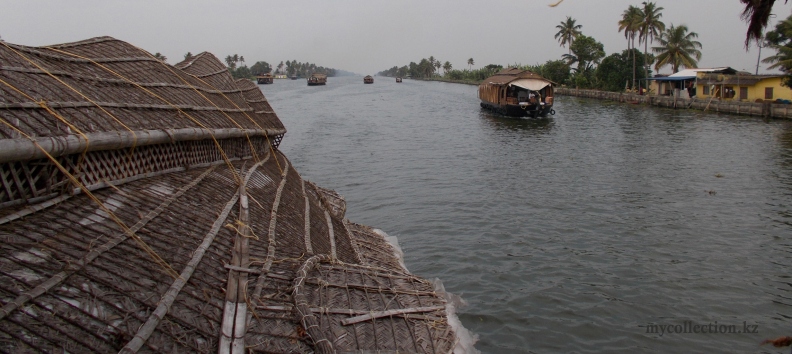 Kerala backwaters 2014 -  Alappuzha - Houseboats Avenue.jpg