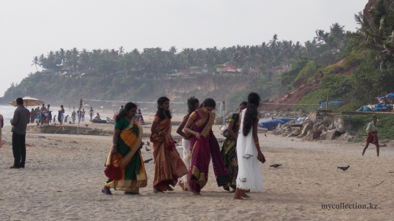 Papanasam_Beach_Girls_Varkala_saris.jpg