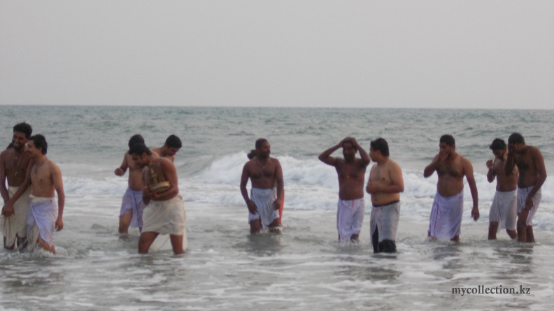 Papanasam_Beach_Puja_rituals.JPG