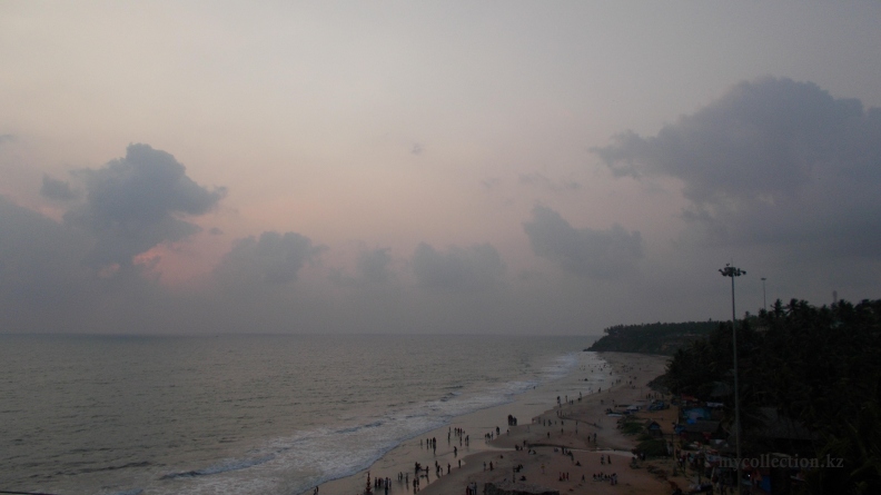 Kerala 2014 - Twilight absorb Varkala beach.JPG