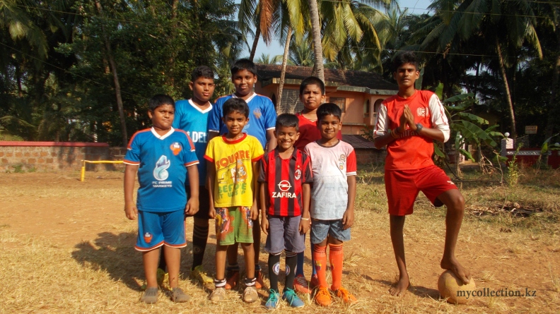 Goa 2016 - Young footballers.JPG