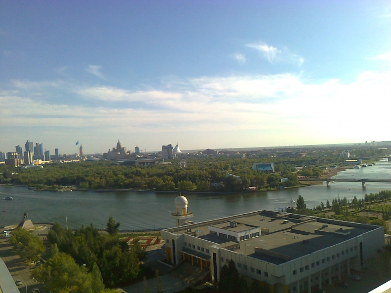 Astana View to the left bank - Вид на левый берег Ишима с высоты птичьего полета - 2012.jpg