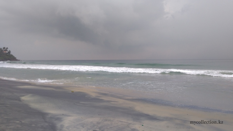 Varkala - Thiruvambadi Beach - gloomy overcast sky - Черный пляж Варкалы.jpg