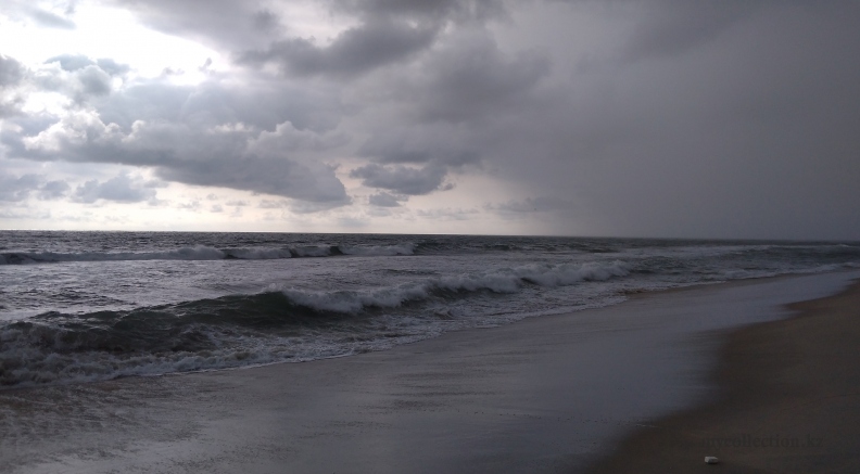 Kerala - Varkala -  Aaliyirakkm Beach  - before the rain.jpg