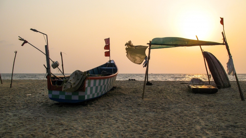 Рыбацкая лодка на пляже Марарикулам.