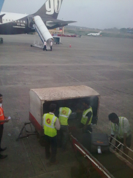 India 2011 - Goa Airport Dabolim - Unloading baggage from the aircraft.jpg