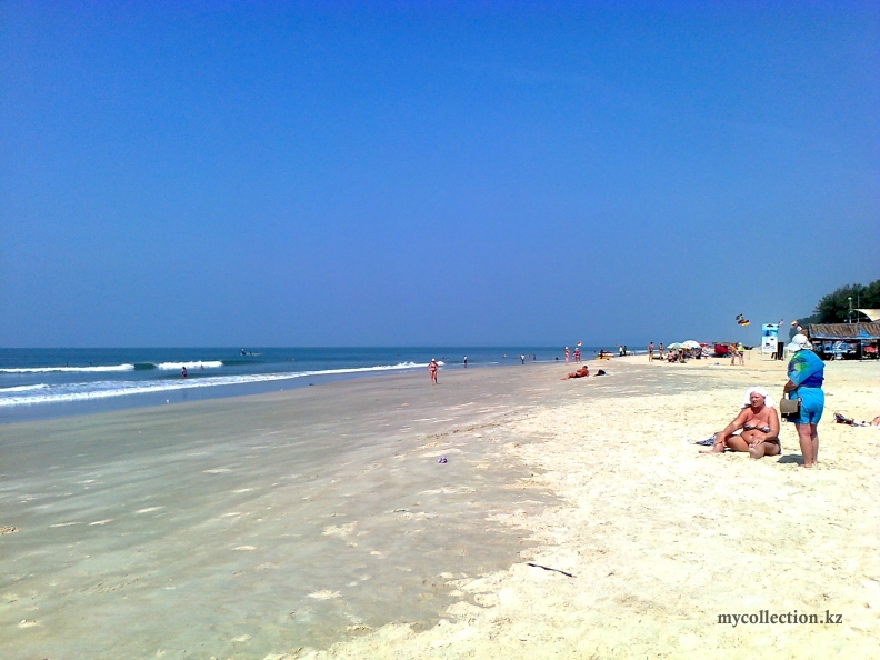 India Goa - Betalbatim beach 2012 - Yellow and blue - Гоа. Пляж Беталбатим - желтый и синий.jpg