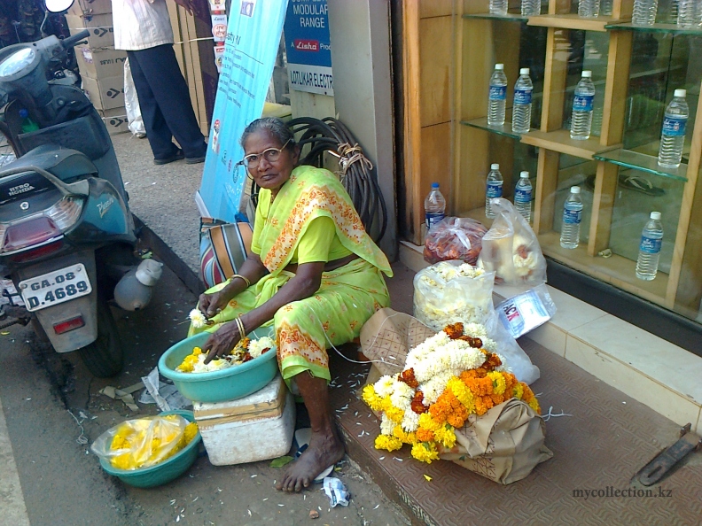 Margao - MMCMARKET - Взгляд продавщицы цветов - Goa - Flower saleswoman - Гоа - Маргао.jpg