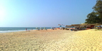 Безоблачное Гоанское небо и песчаный пляж Беталбатим
