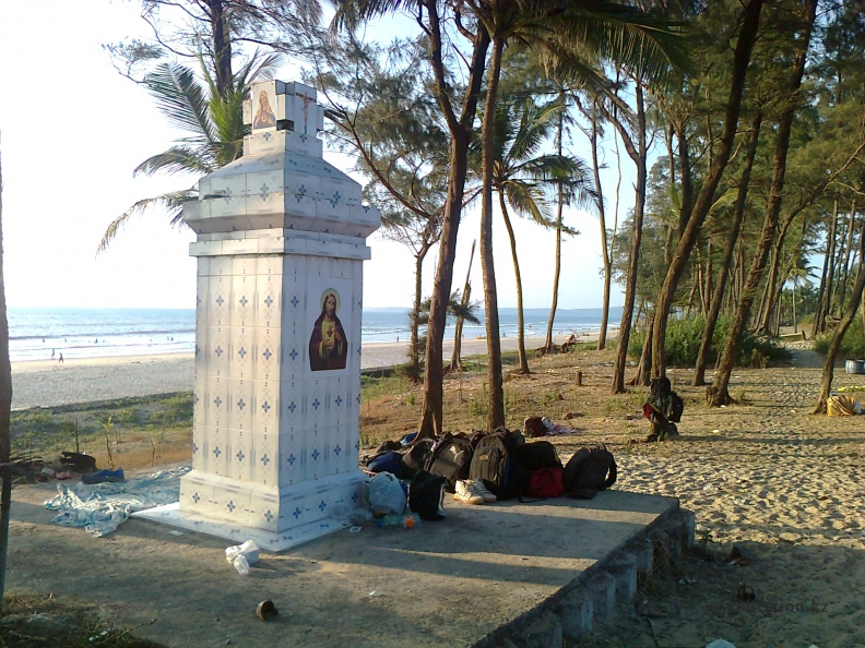 Goa 2012 - Betalbatim Beach - Prayer place - Молельное место .jpg