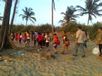 Вечер. Дети возвращаются с пляжа Беталбатим.