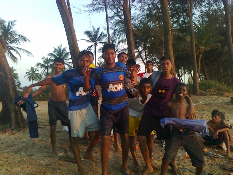 Goa - Betalbatim Beach - Indian teenagers - Веселые индийские парни.jpg