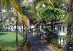 Nanu Resorts. Вид на территорию отеля с балкона коттеджа