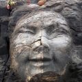 Каменное лицо Шивы на пляже Вагатор
