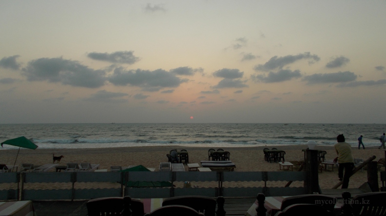 Seeing the sun - Goa - India.JPG