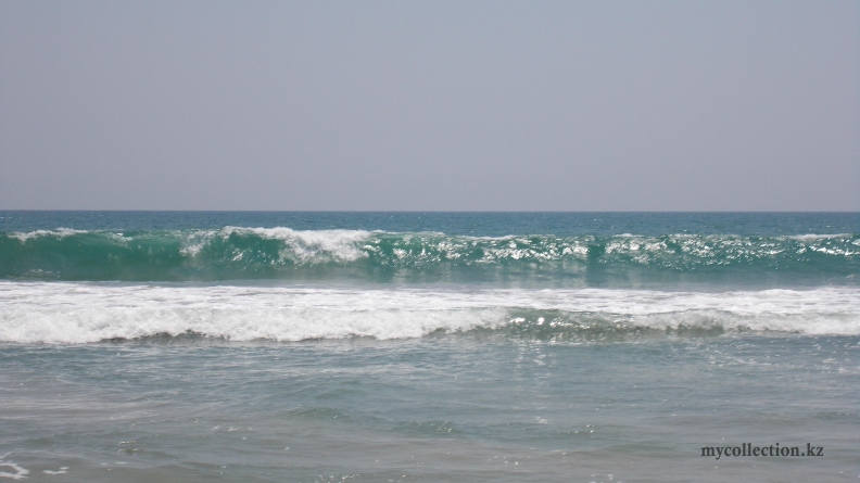 Hot surf on Papanasam beach - India 2014 - Жаркий прибой.JPG