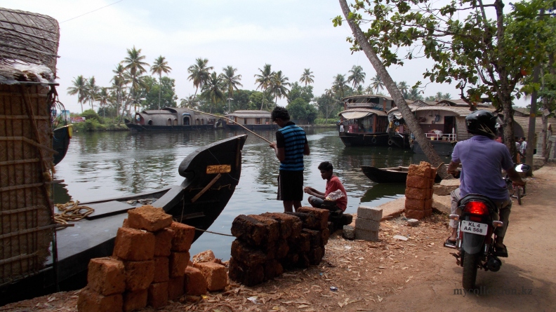 Kerala 2014 -  Fishermen in Alleppey - Alappuzha.JPG