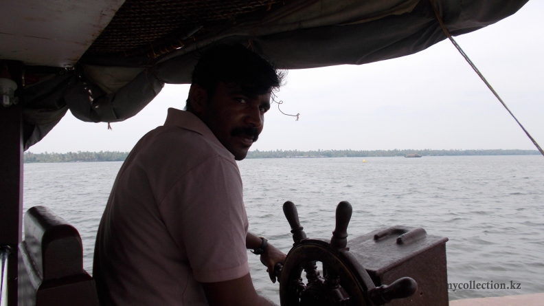 Alappuzha - captain of the houseboat.JPG