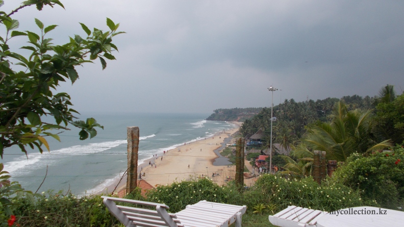 Kerala 2015 - Papanasam - View of Varkala Beach from Sea Pearl Chalets.JPG